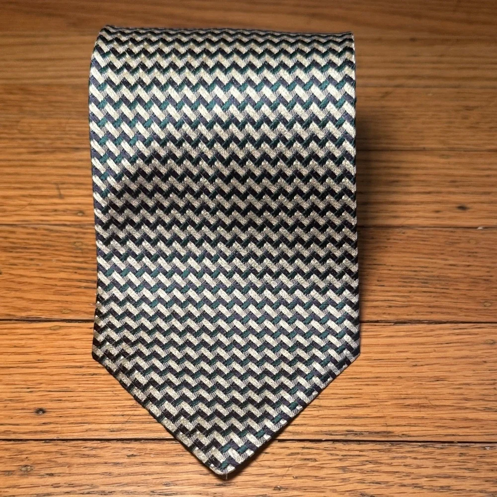 Beautiful Geoffrey Beene Chevron Patterned Silk Dress Tie in Tan/Blue/Green